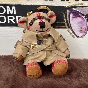 THOMAS BEAR BAG CHARM/KEYCHAIN TRENCH COAT
